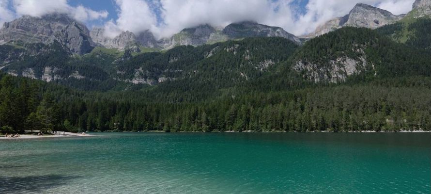 Lago di Tovel nel parco naturale Adamello Brenta
